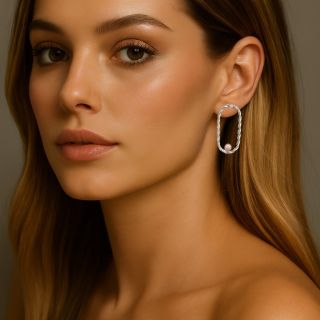 ✨ Minimalismus, který přitahuje pohledy. Stříbrná náušnice s jemným krouceným rámem a perlovým detailem představuje...