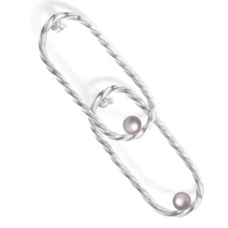 ✨ Minimalismus, který přitahuje pohledy. Stříbrná náušnice s jemným krouceným rámem a perlovým detailem představuje...