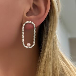 ✨ Minimalismus, který přitahuje pohledy. Stříbrná náušnice s jemným krouceným rámem a perlovým detailem představuje...