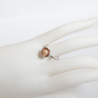 ✨ Jedinečný kousek, který spojuje jemnost perly a sílu kovu. Prsten s perlou zasazenou do květinového tvaru je symbolem...