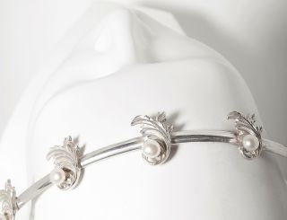 ✨ Královská elegance v moderním pojetí. 💍 Staň se nevěstou, na kterou se nezapomíná. Čelenka Klara Bila Jewellery je...