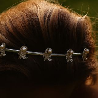 ✨ Královská elegance v moderním pojetí. 💍 Staň se nevěstou, na kterou se nezapomíná. Čelenka Klara Bila Jewellery je...