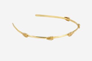 Zlato, které obejme vlasy jako jemný dotek přírody. Čelenka je symbolem ženskosti, lehkosti a síly, která roste z každého...