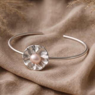 Kolekce Wrap je o lehkosti, přirozeném pohybu a o tom, jak se šperk dokáže stát součástí tebe. Každá linie, každé zatočení...