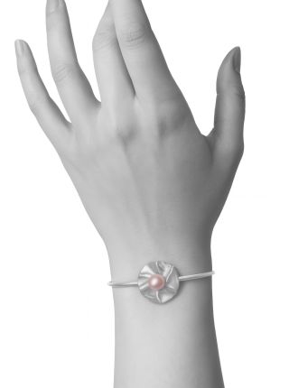 Kolekce Wrap je o lehkosti, přirozeném pohybu a o tom, jak se šperk dokáže stát součástí tebe. Každá linie, každé zatočení...